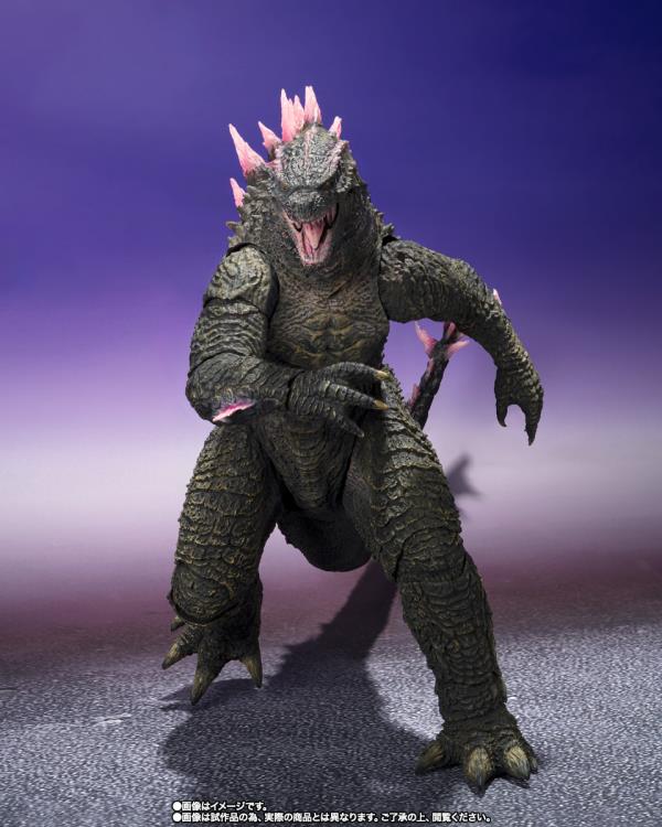 GODZILLA Evolved FROM GODZILLA x KONG: THE NEW EMPIRE joins the S.H.MonsterArts line! The 3D data from the film and the supervision of the producer Yuji Sakai have ensured that this figure will be a complete rendition of the appearance from the film. The wide range of articulation allows for the recreation of scenes from the film. Optional hand parts also allow for various dynamic poses.