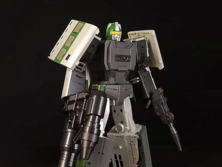 From Moon Studios comes a series of robot figures which transform from robots into different types of trains. The MSO2 Ice Land figure transforms from a robot into a train. Collect transforming figures MSO1 through MSO6 and you can combine them to form Radiatron!