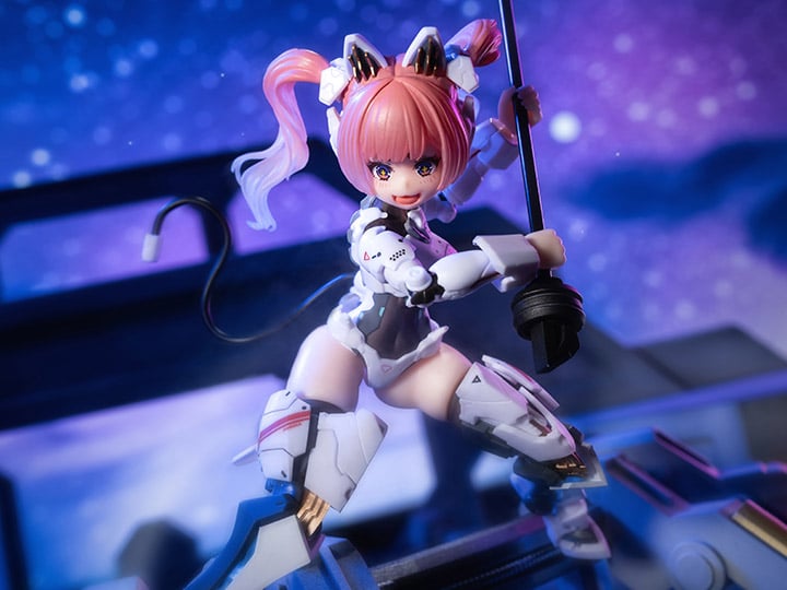 Dressed in white armor and equipped with a heavy hammer, don't underestimate the power of Strike Cat! The telescopic structure at the forearm and the linkage joint design at the knee of the calf increase the stability of the product. The Bastet widget pieces can be assembled into different weapons, including a cannon, electromagnetic gun, sledgehammer, and dual guns.