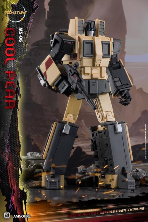 From Moon Studios comes a series of robot figures which transform from robots into different types of trains. The MSO6 Cool Peak figure transforms from a robot into a train. Collect transforming figures MSO1 through MSO6 and you can combine them to form Radiatron!