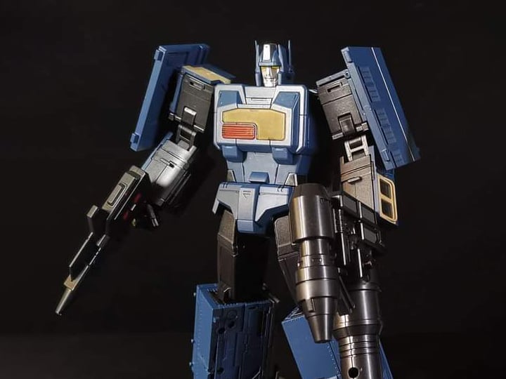 From Moon Studios comes a series of robot figures which transform from robots into different types of trains. The MSO1 Dark Night figure transforms from a robot into a train. Collect transforming figures MSO1 through MSO6 and you can combine them to form Radiatron!