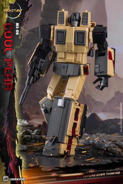 From Moon Studios comes a series of robot figures which transform from robots into different types of trains. The MSO6 Cool Peak figure transforms from a robot into a train. Collect transforming figures MSO1 through MSO6 and you can combine them to form Radiatron!