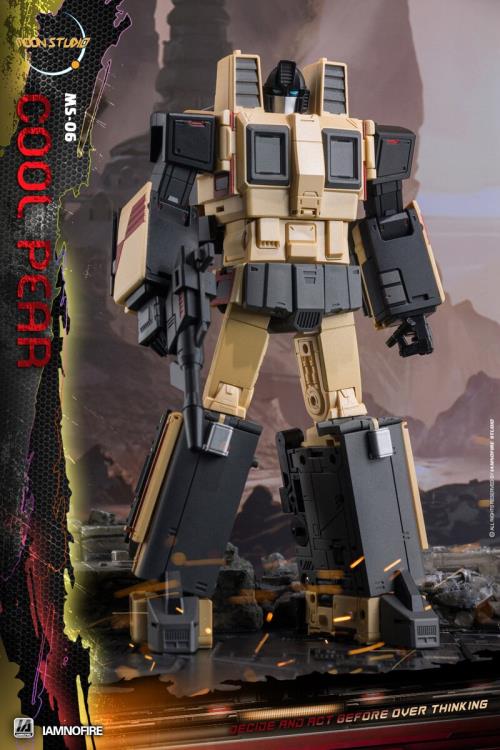 From Moon Studios comes a series of robot figures which transform from robots into different types of trains. The MSO6 Cool Peak figure transforms from a robot into a train. Collect transforming figures MSO1 through MSO6 and you can combine them to form Radiatron!