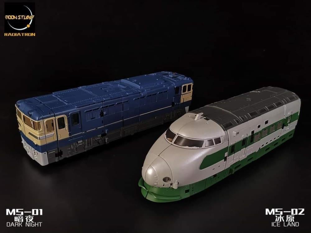 From Moon Studios comes a series of robot figures which transform from robots into different types of trains. The MSO2 Ice Land figure transforms from a robot into a train. Collect transforming figures MSO1 through MSO6 and you can combine them to form Radiatron!