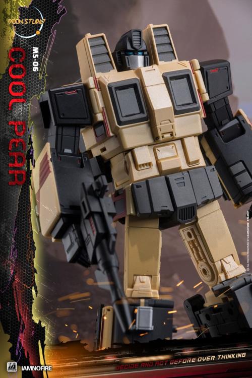 From Moon Studios comes a series of robot figures which transform from robots into different types of trains. The MSO6 Cool Peak figure transforms from a robot into a train. Collect transforming figures MSO1 through MSO6 and you can combine them to form Radiatron!