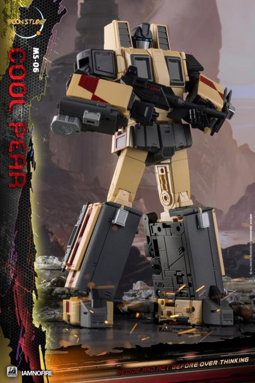 From Moon Studios comes a series of robot figures which transform from robots into different types of trains. The MSO6 Cool Peak figure transforms from a robot into a train. Collect transforming figures MSO1 through MSO6 and you can combine them to form Radiatron!