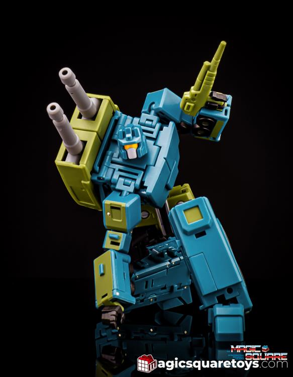 Simplicity is the ultimate sophistication, as Magic Square’s design progresses, the Night Tracer release is arguably the smoothest transformation yet! The MS-B53 Night Tracer can convert between robot form and truck form and comes with additional weapons and other accessories for more dynamic display opportunities. Other figures shown not included