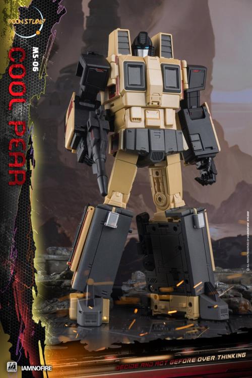 From Moon Studios comes a series of robot figures which transform from robots into different types of trains. The MSO6 Cool Peak figure transforms from a robot into a train. Collect transforming figures MSO1 through MSO6 and you can combine them to form Radiatron!