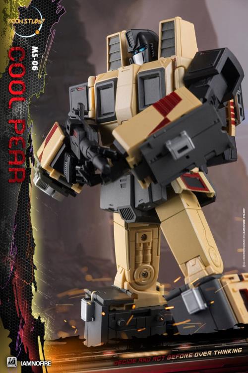 From Moon Studios comes a series of robot figures which transform from robots into different types of trains. The MSO6 Cool Peak figure transforms from a robot into a train. Collect transforming figures MSO1 through MSO6 and you can combine them to form Radiatron!