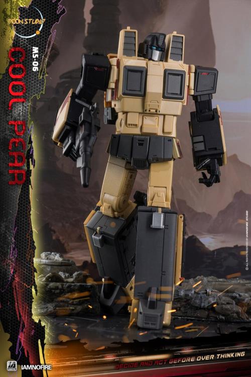 From Moon Studios comes a series of robot figures which transform from robots into different types of trains. The MSO6 Cool Peak figure transforms from a robot into a train. Collect transforming figures MSO1 through MSO6 and you can combine them to form Radiatron!