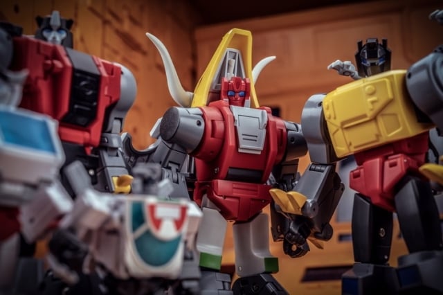 H63 Gorgo by Newage converts from a triceratops to a battling robot figure. This figure includes several accessories including a blaster, alternate hands, and an electricity effect part! With multiple points of articulation, this figure will make a great addition to any collection! Other figures shown not included