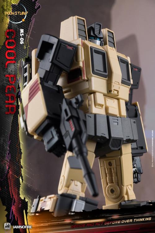 From Moon Studios comes a series of robot figures which transform from robots into different types of trains. The MSO6 Cool Peak figure transforms from a robot into a train. Collect transforming figures MSO1 through MSO6 and you can combine them to form Radiatron!