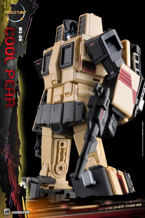 From Moon Studios comes a series of robot figures which transform from robots into different types of trains. The MSO6 Cool Peak figure transforms from a robot into a train. Collect transforming figures MSO1 through MSO6 and you can combine them to form Radiatron!