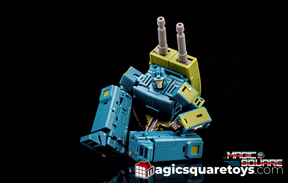 Simplicity is the ultimate sophistication, as Magic Square’s design progresses, the Night Tracer release is arguably the smoothest transformation yet! The MS-B53 Night Tracer can convert between robot form and truck form and comes with additional weapons and other accessories for more dynamic display opportunities. Other figures shown not included