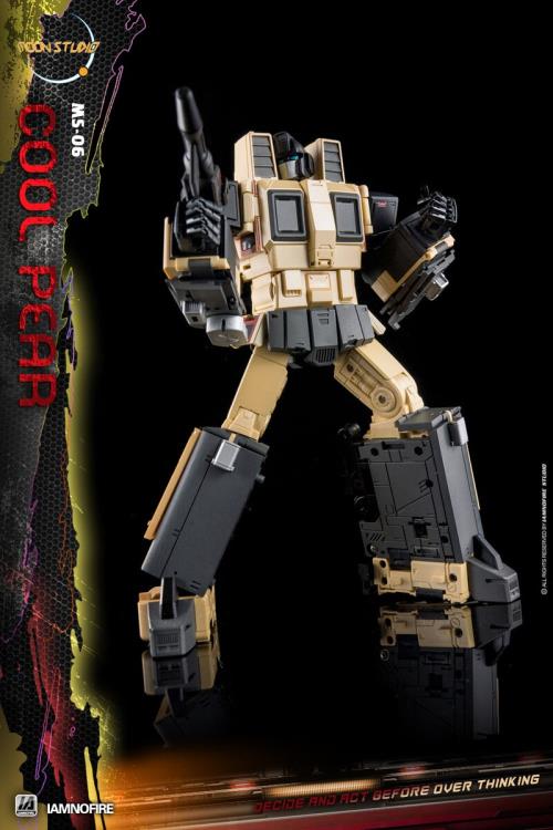 From Moon Studios comes a series of robot figures which transform from robots into different types of trains. The MSO6 Cool Peak figure transforms from a robot into a train. Collect transforming figures MSO1 through MSO6 and you can combine them to form Radiatron!