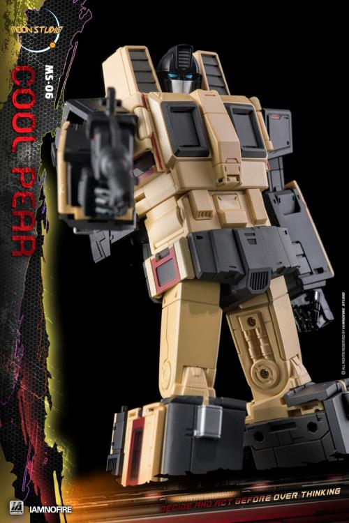 From Moon Studios comes a series of robot figures which transform from robots into different types of trains. The MSO6 Cool Peak figure transforms from a robot into a train. Collect transforming figures MSO1 through MSO6 and you can combine them to form Radiatron!