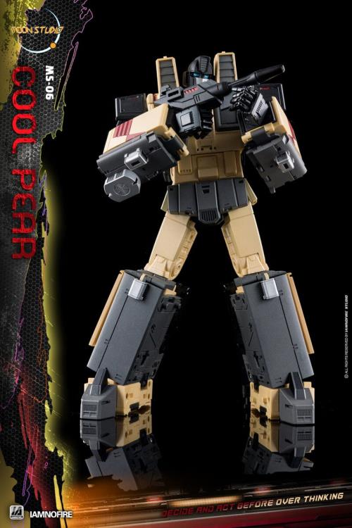 From Moon Studios comes a series of robot figures which transform from robots into different types of trains. The MSO6 Cool Peak figure transforms from a robot into a train. Collect transforming figures MSO1 through MSO6 and you can combine them to form Radiatron!