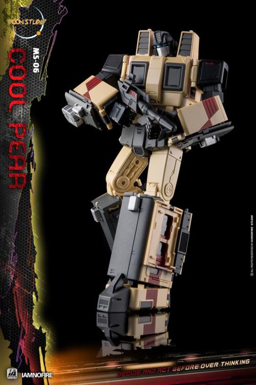 From Moon Studios comes a series of robot figures which transform from robots into different types of trains. The MSO6 Cool Peak figure transforms from a robot into a train. Collect transforming figures MSO1 through MSO6 and you can combine them to form Radiatron!