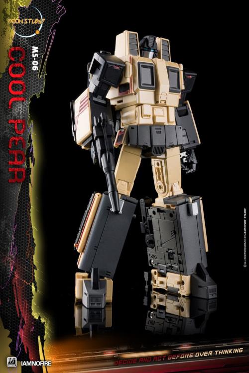 From Moon Studios comes a series of robot figures which transform from robots into different types of trains. The MSO6 Cool Peak figure transforms from a robot into a train. Collect transforming figures MSO1 through MSO6 and you can combine them to form Radiatron!