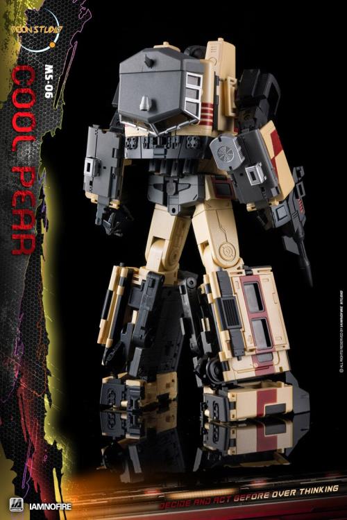 From Moon Studios comes a series of robot figures which transform from robots into different types of trains. The MSO6 Cool Peak figure transforms from a robot into a train. Collect transforming figures MSO1 through MSO6 and you can combine them to form Radiatron!