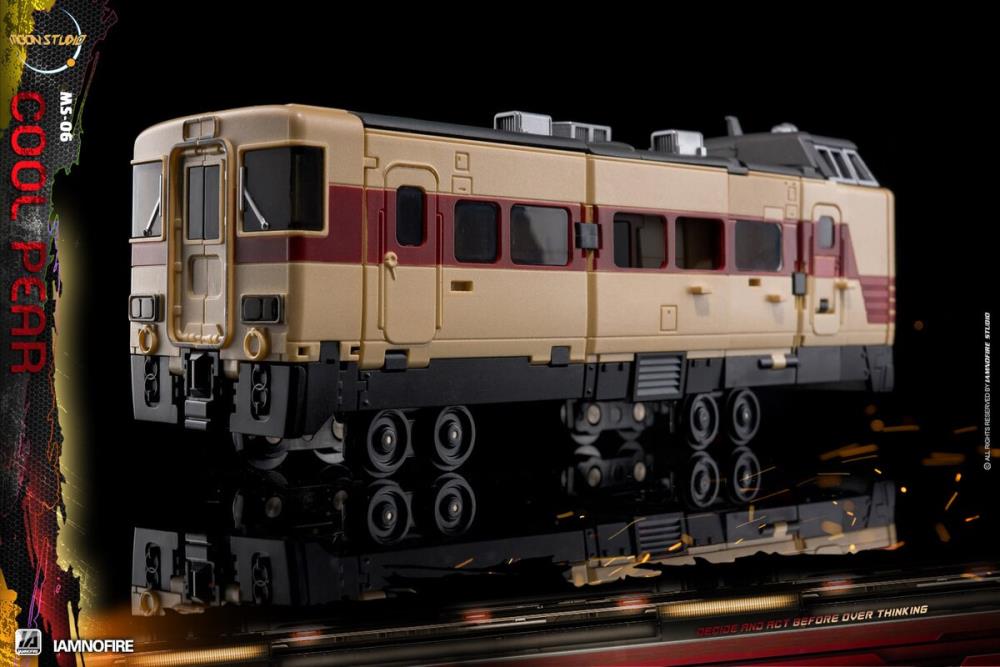 From Moon Studios comes a series of robot figures which transform from robots into different types of trains. The MSO6 Cool Peak figure transforms from a robot into a train. Collect transforming figures MSO1 through MSO6 and you can combine them to form Radiatron!