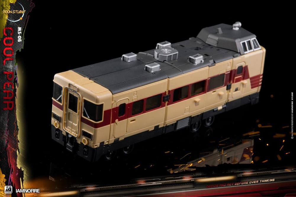 From Moon Studios comes a series of robot figures which transform from robots into different types of trains. The MSO6 Cool Peak figure transforms from a robot into a train. Collect transforming figures MSO1 through MSO6 and you can combine them to form Radiatron!