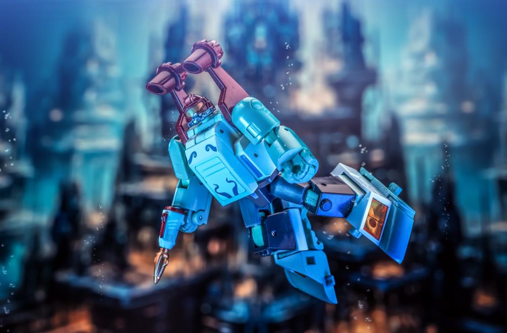 NA H61 Btekelili & H61 Famsterdamned are miniature vehicles by Newage that are able to convert into battle robots. Standing about 2 inches tall in robot mode, these figures come armed with blasters and feature multiple points of articulation