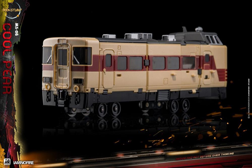 From Moon Studios comes a series of robot figures which transform from robots into different types of trains. The MSO6 Cool Peak figure transforms from a robot into a train. Collect transforming figures MSO1 through MSO6 and you can combine them to form Radiatron!