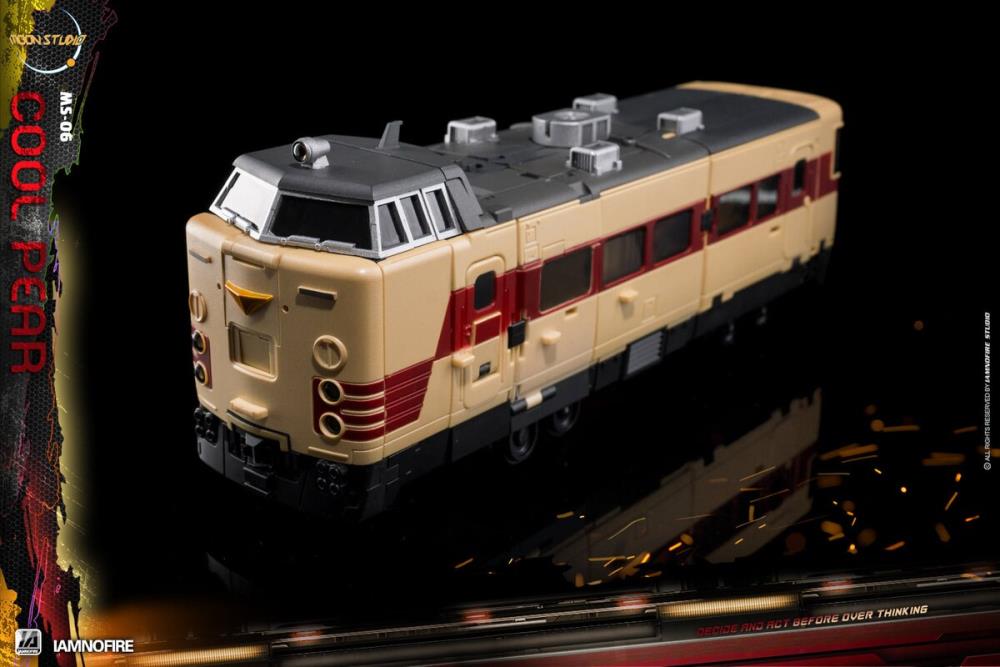 From Moon Studios comes a series of robot figures which transform from robots into different types of trains. The MSO6 Cool Peak figure transforms from a robot into a train. Collect transforming figures MSO1 through MSO6 and you can combine them to form Radiatron!