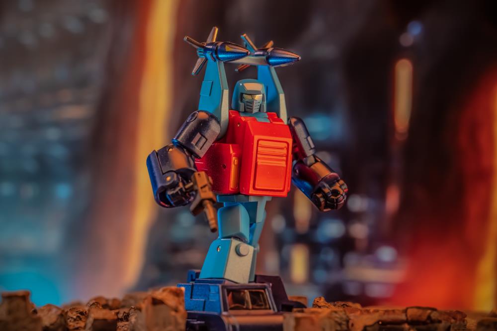 NA H61 Btekelili & H61 Famsterdamned are miniature vehicles by Newage that are able to convert into battle robots. Standing about 2 inches tall in robot mode, these figures come armed with blasters and feature multiple points of articulation