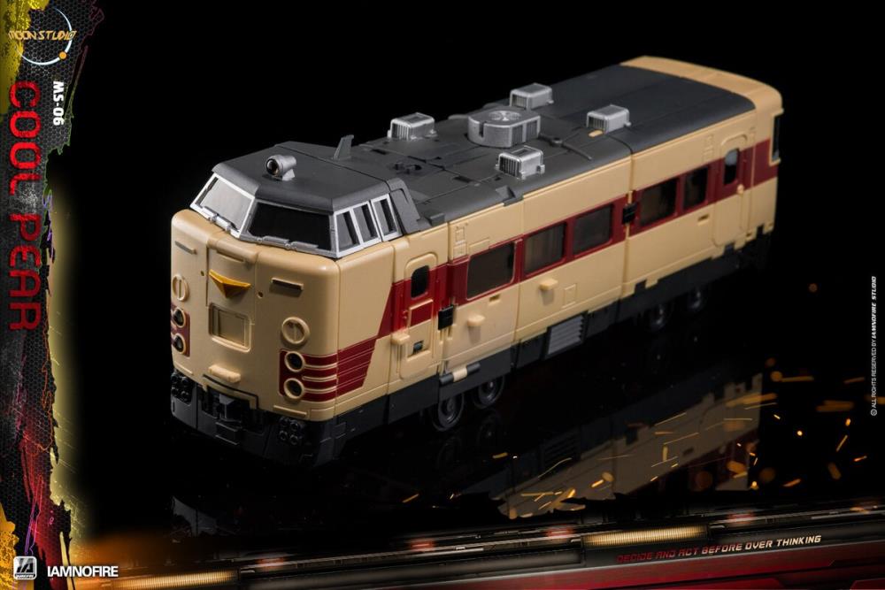 From Moon Studios comes a series of robot figures which transform from robots into different types of trains. The MSO6 Cool Peak figure transforms from a robot into a train. Collect transforming figures MSO1 through MSO6 and you can combine them to form Radiatron!