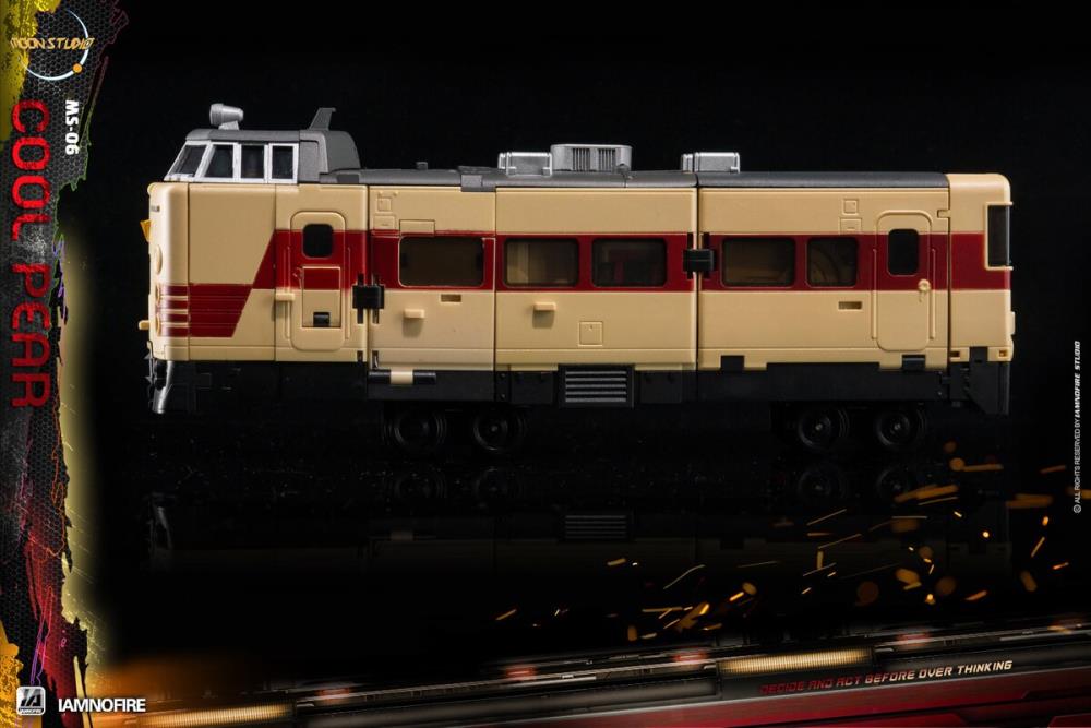 From Moon Studios comes a series of robot figures which transform from robots into different types of trains. The MSO6 Cool Peak figure transforms from a robot into a train. Collect transforming figures MSO1 through MSO6 and you can combine them to form Radiatron!