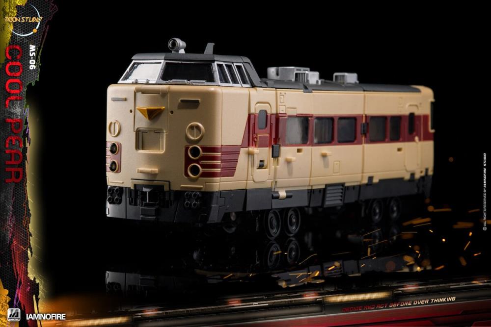 From Moon Studios comes a series of robot figures which transform from robots into different types of trains. The MSO6 Cool Peak figure transforms from a robot into a train. Collect transforming figures MSO1 through MSO6 and you can combine them to form Radiatron!