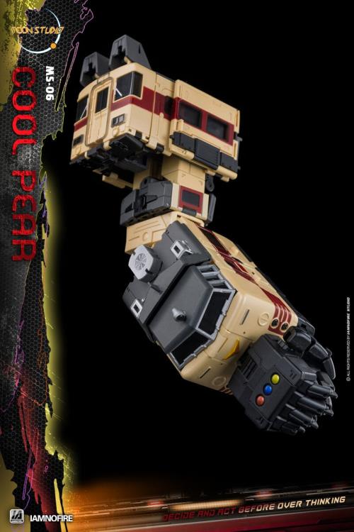 From Moon Studios comes a series of robot figures which transform from robots into different types of trains. The MSO6 Cool Peak figure transforms from a robot into a train. Collect transforming figures MSO1 through MSO6 and you can combine them to form Radiatron!