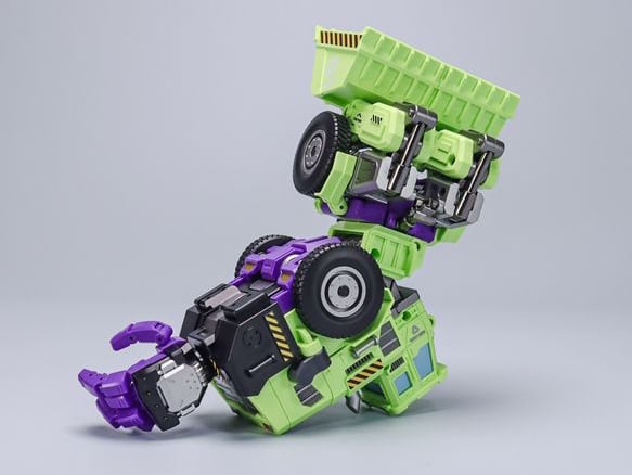 Mecha Invasion is proud to present a new set of figures that will add some firepower to your collection: the GLA-01 and GLA-02 figures! Able to convert from robot mode to construction vehicles mode, dominate the battlefield with these epic figures! Order yours today!