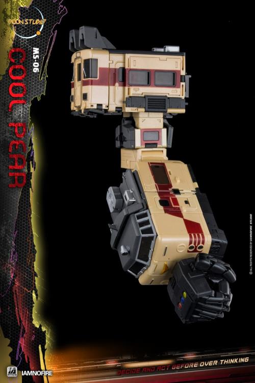 From Moon Studios comes a series of robot figures which transform from robots into different types of trains. The MSO6 Cool Peak figure transforms from a robot into a train. Collect transforming figures MSO1 through MSO6 and you can combine them to form Radiatron!