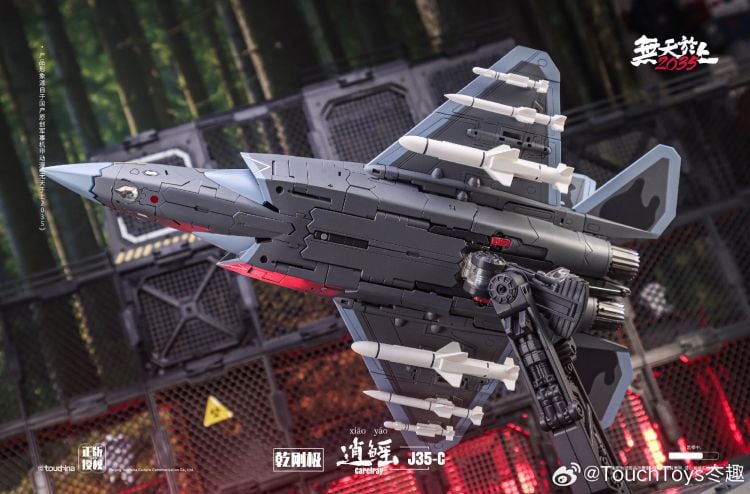 This highly detailed figure is a perfect addition to your robot collection! The J35-C Carefray figure converts from robot to fighter jet mode and comes with a crossbow weapon that will make your other figures think twice before messing with him!