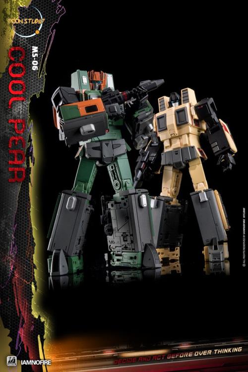 From Moon Studios comes a series of robot figures which transform from robots into different types of trains. The MSO6 Cool Peak figure transforms from a robot into a train. Collect transforming figures MSO1 through MSO6 and you can combine them to form Radiatron!