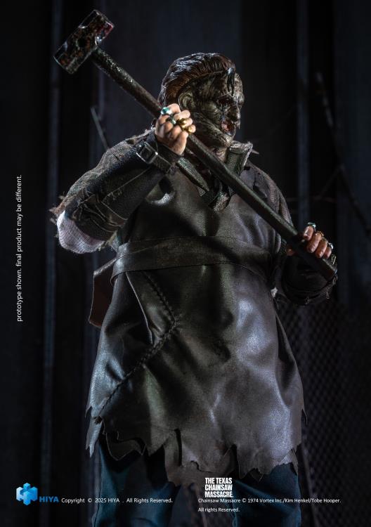 From The Texas Chainsaw Massacre (2003) comes Hiya Toys' EXQUISITE SUPER Series 1/12 scale Thomas Hewitt figure!
Standing 6.3 inches tall with multiple points of articulation, this highly detailed figure faithfully recreates Thomas's disfigured mask, unkempt hair, and weathered clothing, complete with a real cloth apron for enhanced realism.