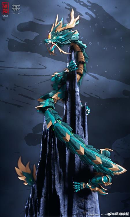 The majestic dragon soul travels the world, the mighty majesty shocks the living beings; It is difficult to break through the claws, and the eyes overlook the depths of the world.
Prototyped from ancient Chinese myths and legends, the image of the green dragon depicts the dazzling appearance of the dragon as green as jade, with strong sharp claws and bright dragon eyes, reshaping the majestic wind of the dragon churning the sea of clouds.