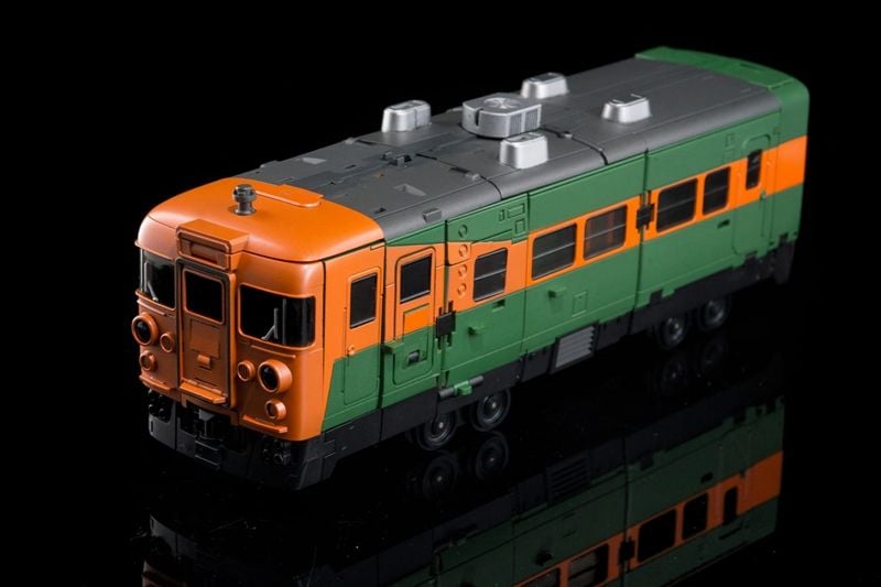 From Moon Studios comes a series of robot figures which transform from robots into different types of trains. The MSO5 Green Zone figure transforms from a robot into a train. Collect transforming figures MSO1 through MSO6 and you can combine them to form Radiatron!