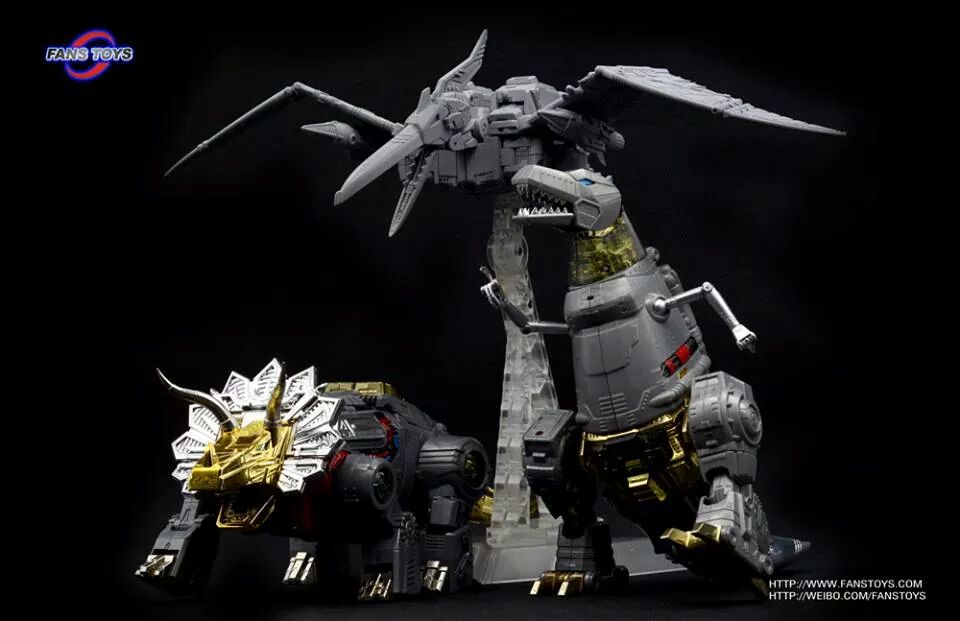 This version of Soar has a blue chest and transforms into a Pteranodon. He also includes wings, a sword, twin missile launchers, an alternate face and a clear display stand. Other figures shown not included