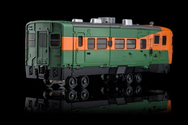 From Moon Studios comes a series of robot figures which transform from robots into different types of trains. The MSO5 Green Zone figure transforms from a robot into a train. Collect transforming figures MSO1 through MSO6 and you can combine them to form Radiatron!