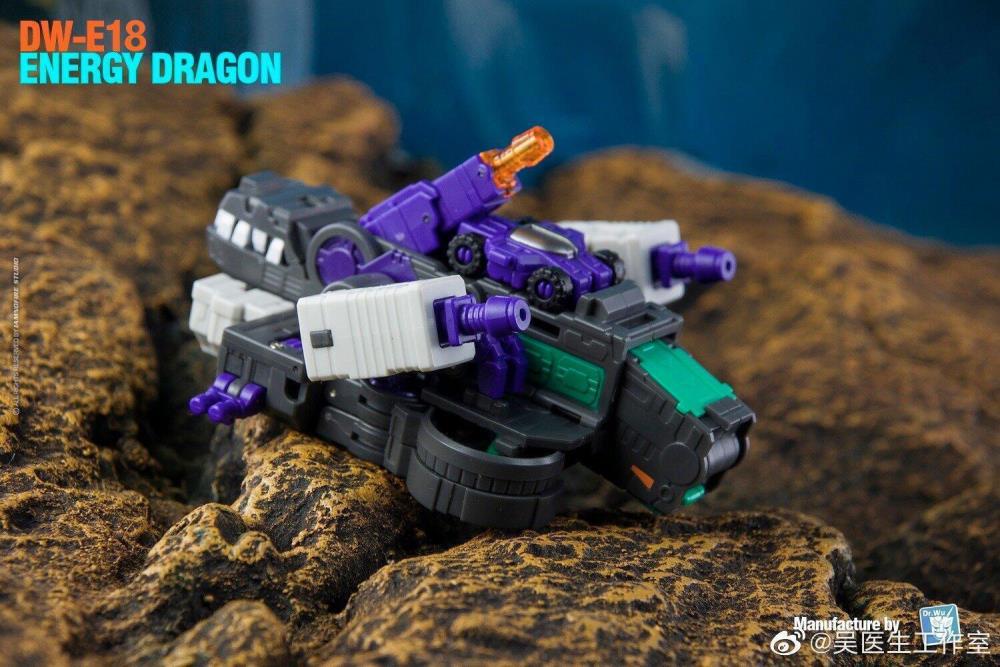 From Dr. Wu comes the newest converting figure, the DW-E18 Energy Dragon! This figure stands about 4 inches tall in robot mode and can convert into a cube or battle station.
