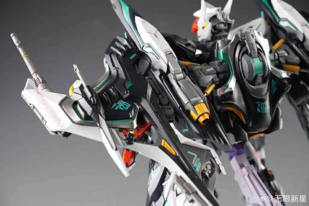 In ERA+ is proud to introduce a new model kit that will add some firepower to your collection: the Thunderbolt Manta Ray! Featuring a wide range of accessories and weapons, this is one mecha you won't want to miss out on! Order yours today and get ready to battle!