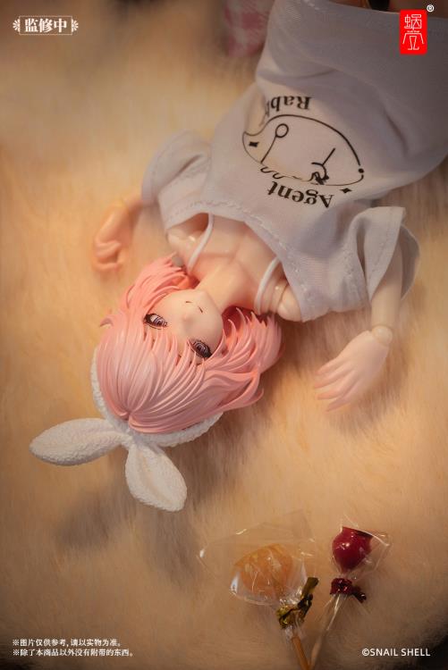 The main body of Aileen features intricate precision carving (molding), perfectly showcasing various details. To balance aesthetics and playability, the loose T-shirt on Aileen's upper body is made from real fabric, providing you with a better play experience. The rabbit agent image on the clothing is inspired by the animated series Aileen watched on television during her childhood, which sparked her admiration and longing for the agent profession.