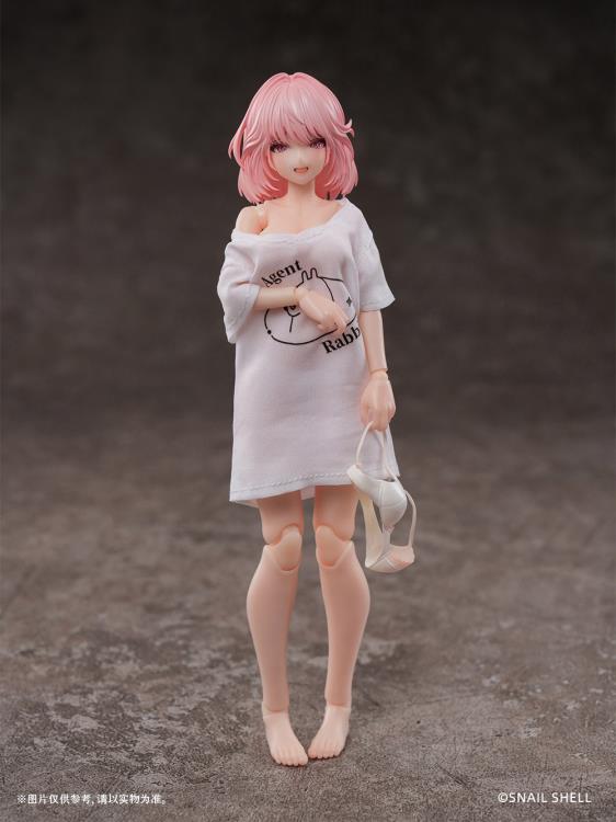 The main body of Aileen features intricate precision carving (molding), perfectly showcasing various details. To balance aesthetics and playability, the loose T-shirt on Aileen's upper body is made from real fabric, providing you with a better play experience. The rabbit agent image on the clothing is inspired by the animated series Aileen watched on television during her childhood, which sparked her admiration and longing for the agent profession.