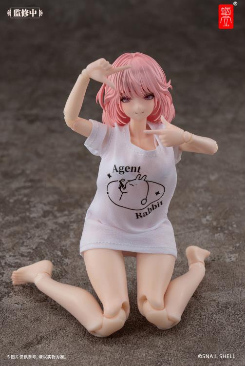 The main body of Aileen features intricate precision carving (molding), perfectly showcasing various details. To balance aesthetics and playability, the loose T-shirt on Aileen's upper body is made from real fabric, providing you with a better play experience. The rabbit agent image on the clothing is inspired by the animated series Aileen watched on television during her childhood, which sparked her admiration and longing for the agent profession.