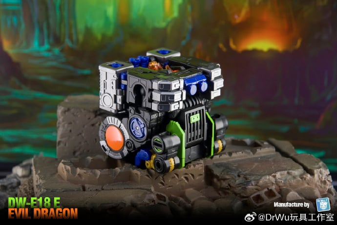 From Dr. Wu comes their newest converting figure, the DW-E18E Evil Dragon! This figure stands about 4 inches tall in dinosaur robot mode and can convert into a cube or battle station.