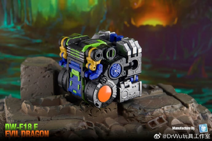 From Dr. Wu comes their newest converting figure, the DW-E18E Evil Dragon! This figure stands about 4 inches tall in dinosaur robot mode and can convert into a cube or battle station.